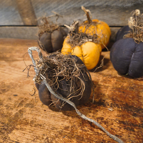 Primitive Fabric Black and Orange Pumpkins 3"